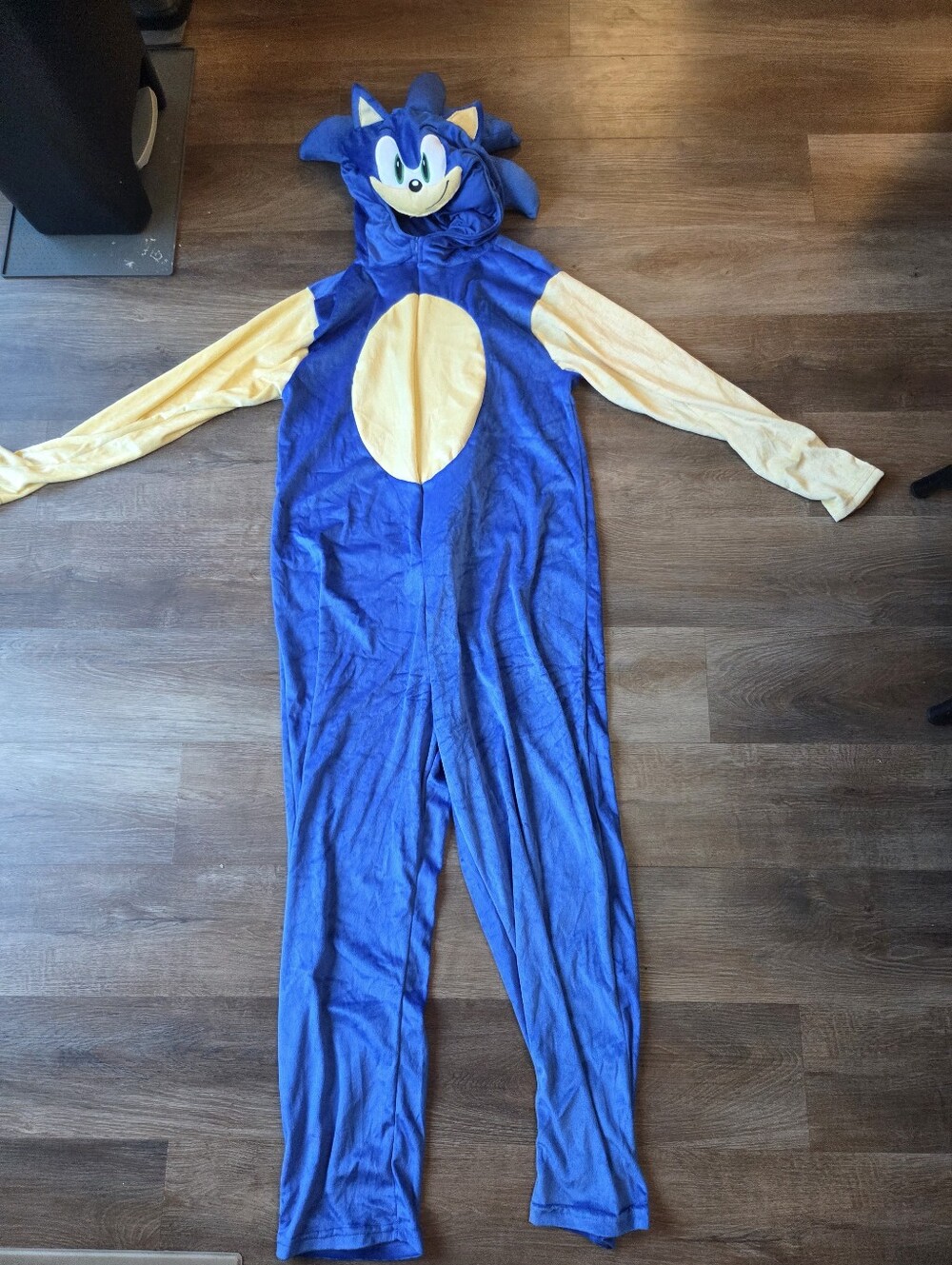 Sonic the Hedgehog Costume Hooded Jumpsuit Adult size S/M with Red Shoe Covers